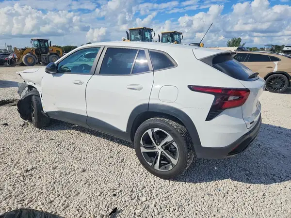KL77LGE2XRC138677 2024 CHEVROLET TRAX - Image 2