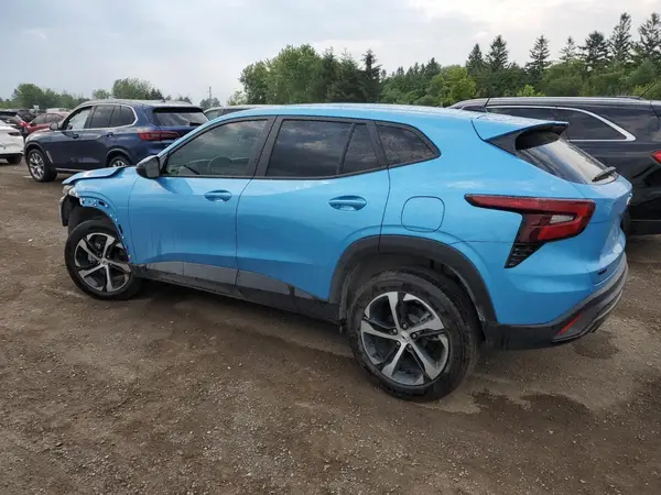 KL77LGE2XSC056048 2025 CHEVROLET TRAX - Image 2