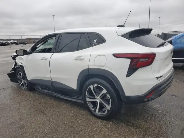 KL77LGEP0SC107830 2025 CHEVROLET TRAX - Image 2
