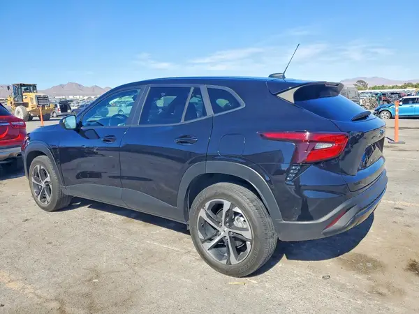 KL77LGEP0SC133991 2025 CHEVROLET TRAX - Image 2