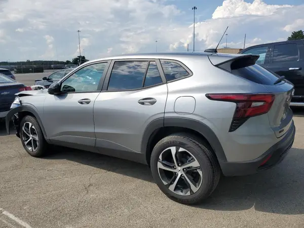 KL77LGEP0SC136437 2025 CHEVROLET TRAX - Image 2