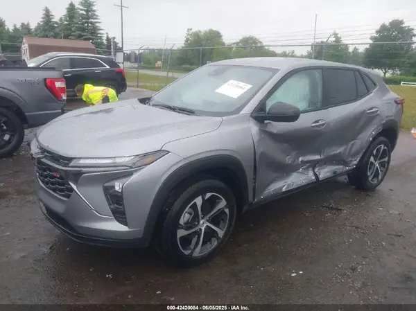KL77LGEP0SC158356 2025 CHEVROLET TRAX - Image 2
