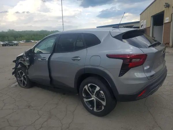 KL77LGEP0SC264239 2025 CHEVROLET TRAX - Image 2