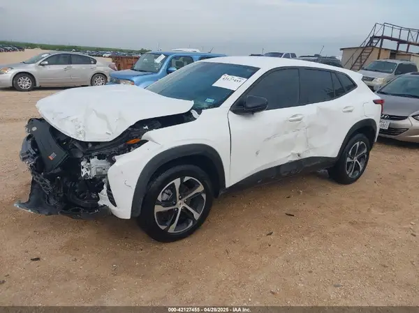 KL77LGEP1SC007414 2025 CHEVROLET TRAX - Image 2