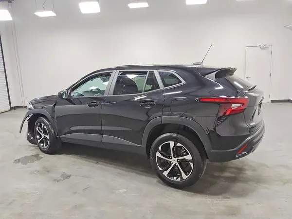 KL77LGEP1SC168801 2025 CHEVROLET TRAX - Image 2