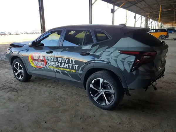 KL77LGEP1SC290896 2025 CHEVROLET TRAX - Image 2