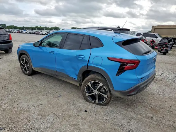 KL77LGEP1SC323590 2025 CHEVROLET TRAX - Image 2