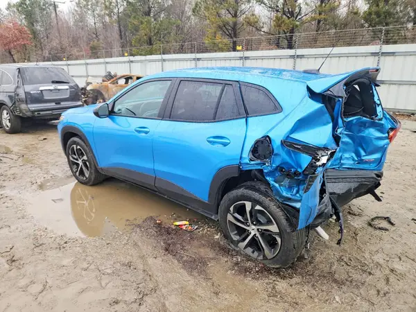 KL77LGEP1TC033917 2026 CHEVROLET TRAX - Image 2