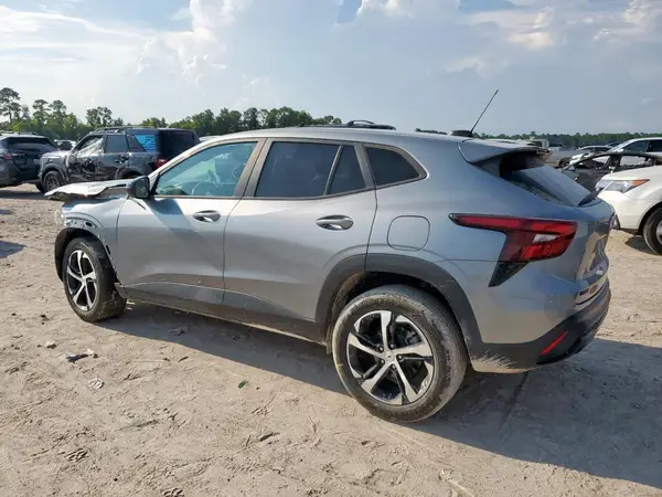 KL77LGEP2SC002853 2025 CHEVROLET TRAX - Image 2