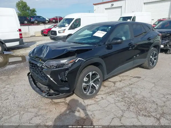 KL77LGEP2SC005123 2025 CHEVROLET TRAX - Image 2