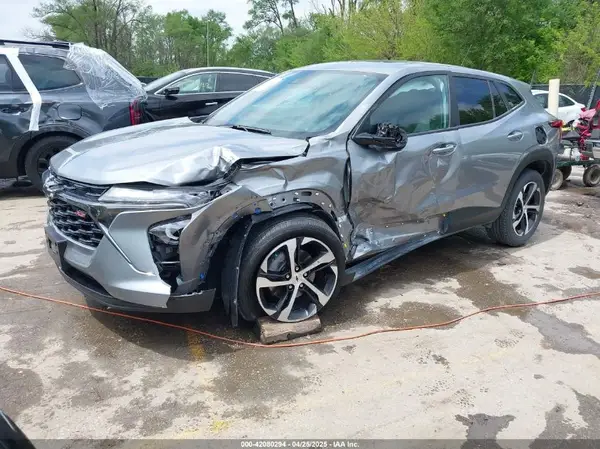 KL77LGEP2SC010631 2025 CHEVROLET TRAX - Image 2