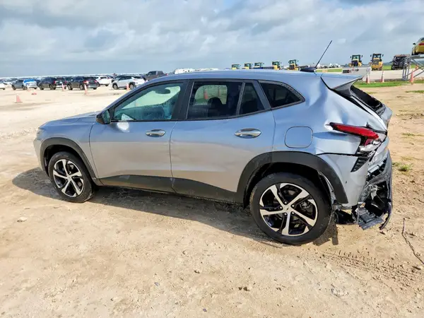 KL77LGEP2SC024626 2025 CHEVROLET TRAX - Image 2