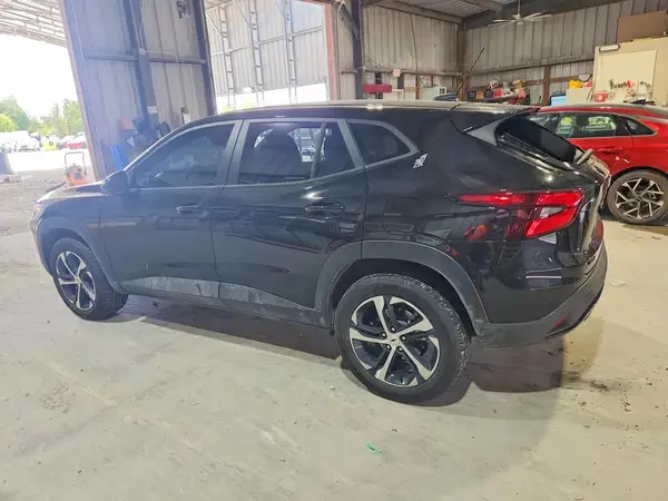 KL77LGEP2SC058355 2025 CHEVROLET TRAX - Image 2