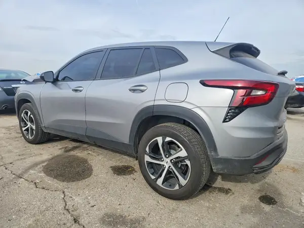 KL77LGEP2SC117775 2025 CHEVROLET TRAX - Image 2