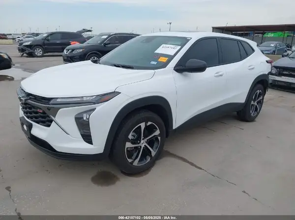 KL77LGEP2SC166457 2025 CHEVROLET TRAX - Image 2