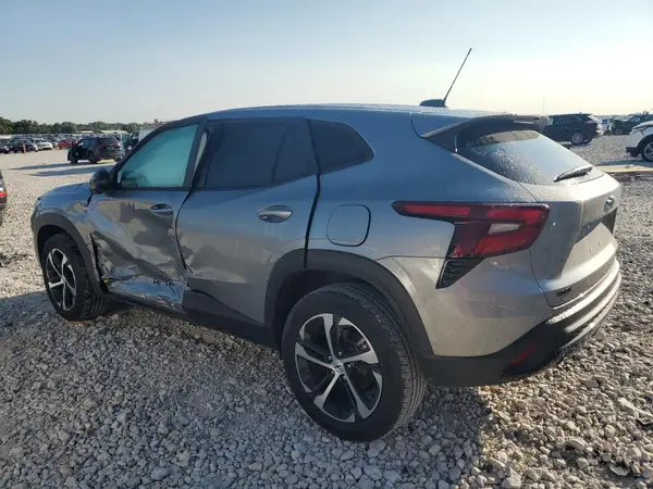 KL77LGEP2SC226351 2025 CHEVROLET TRAX - Image 2
