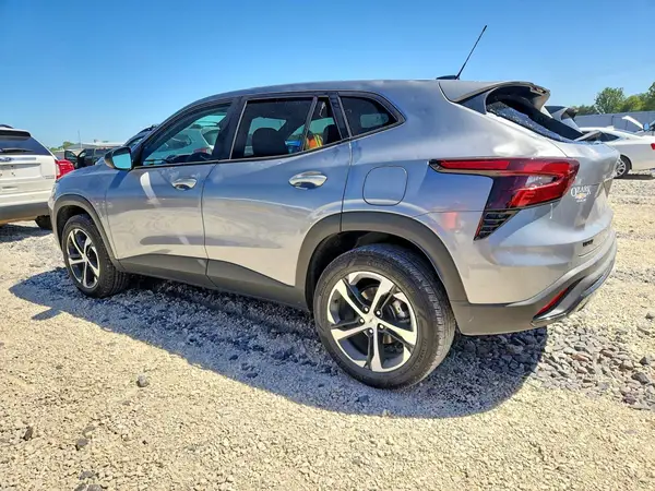 KL77LGEP2SC264257 2025 CHEVROLET TRAX - Image 2