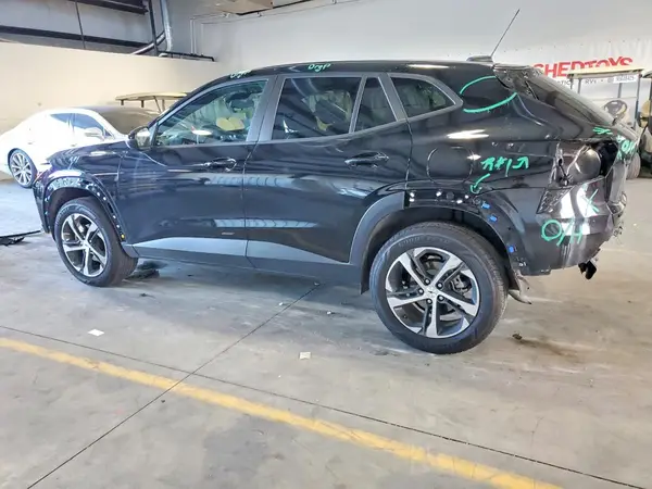 KL77LGEP2SC282998 2025 CHEVROLET TRAX - Image 2