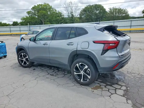 KL77LGEP2SC313716 2025 CHEVROLET TRAX - Image 2