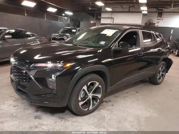 KL77LGEP3SC049339 2025 CHEVROLET TRAX - Image 2