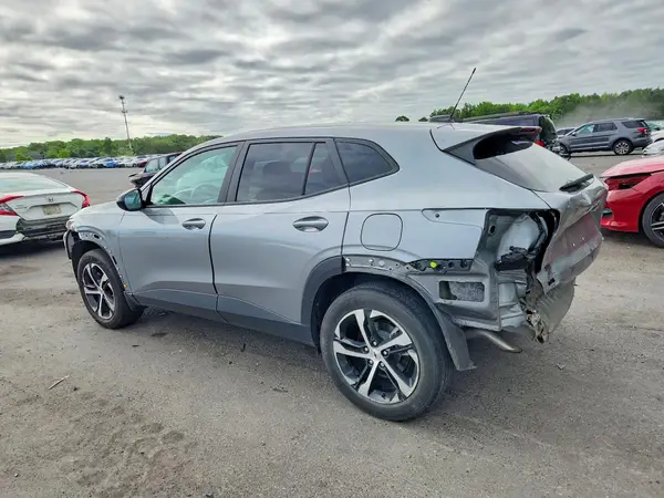 KL77LGEP3SC049728 2025 CHEVROLET TRAX - Image 2