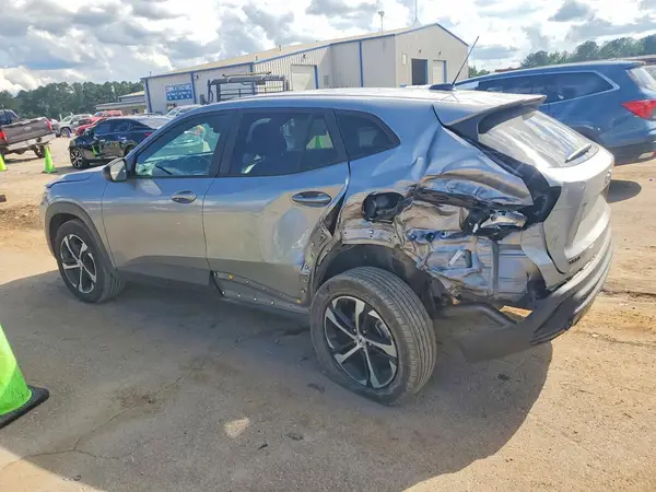 KL77LGEP3SC135685 2025 CHEVROLET TRAX - Image 2