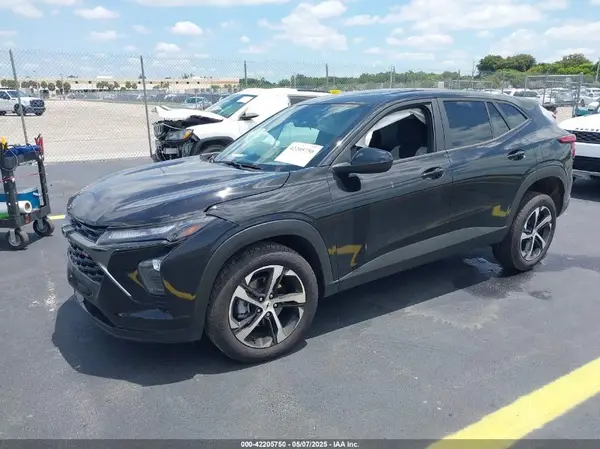 KL77LGEP3SC217058 2025 CHEVROLET TRAX - Image 2