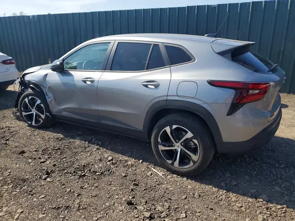 KL77LGEP3SC306466 2025 CHEVROLET TRAX - Image 2