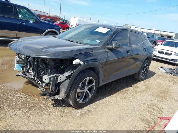 KL77LGEP4SC006368 2025 CHEVROLET TRAX - Image 2