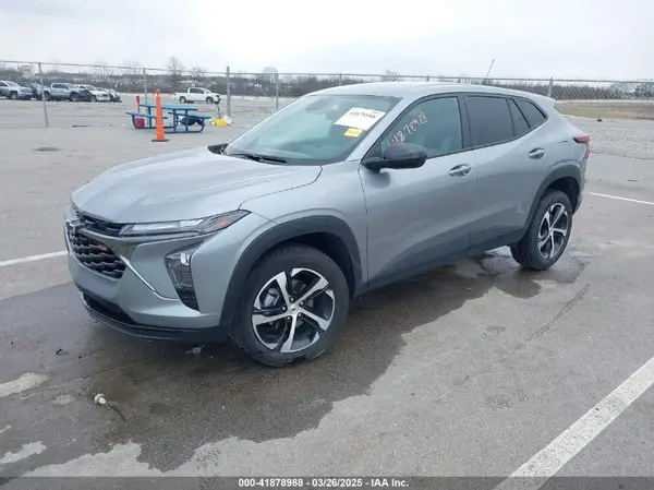 KL77LGEP4SC031528 2025 CHEVROLET TRAX - Image 2