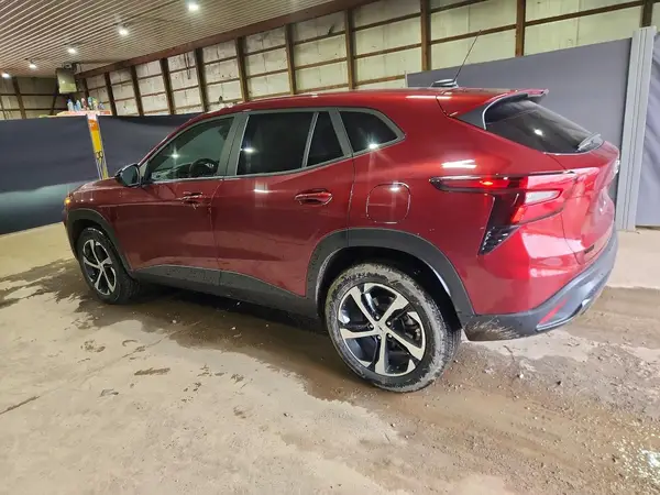KL77LGEP4SC053545 2025 CHEVROLET TRAX - Image 2