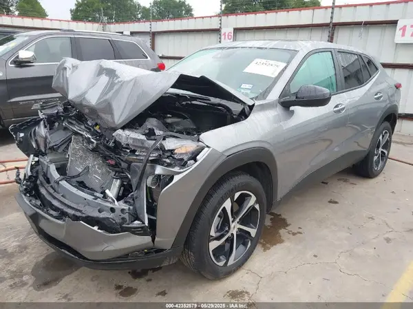 KL77LGEP4SC133377 2025 CHEVROLET TRAX - Image 2