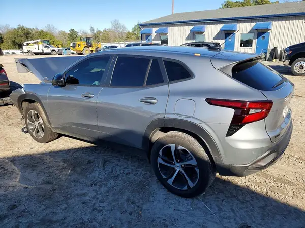KL77LGEP4SC311420 2025 CHEVROLET TRAX - Image 2