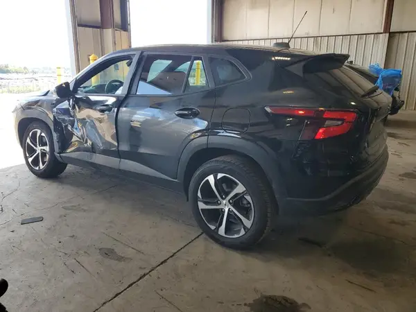 KL77LGEP5SC069107 2025 CHEVROLET TRAX - Image 2