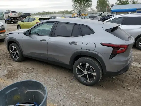 KL77LGEP5SC175122 2025 CHEVROLET TRAX - Image 2