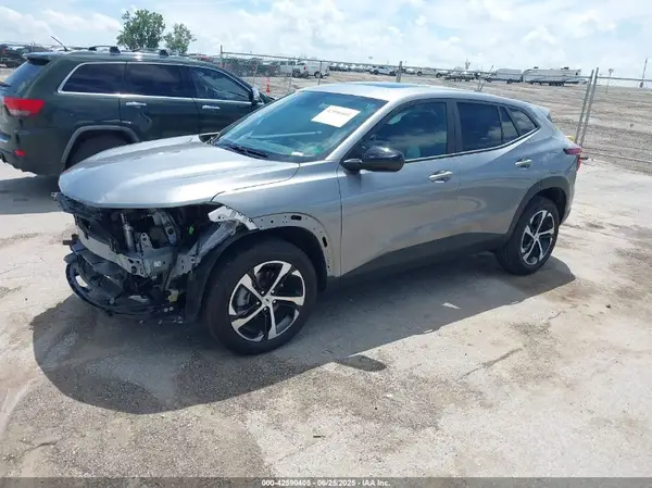 KL77LGEP5SC226635 2025 CHEVROLET TRAX - Image 2