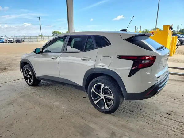 KL77LGEP5SC228305 2025 CHEVROLET TRAX - Image 2