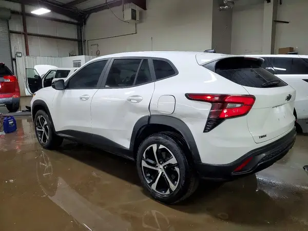 KL77LGEP5SC244925 2025 CHEVROLET TRAX - Image 2