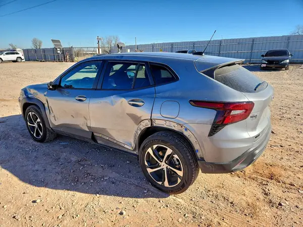 KL77LGEP5SC327660 2025 CHEVROLET TRAX - Image 2