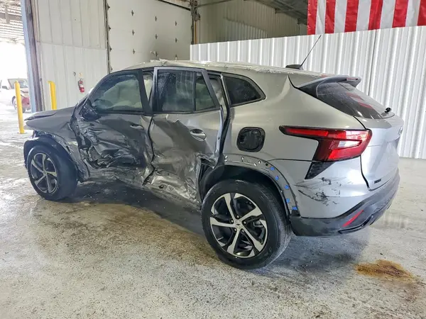KL77LGEP6SC008221 2025 CHEVROLET TRAX - Image 2