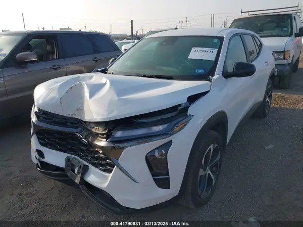 KL77LGEP6SC009921 2025 CHEVROLET TRAX - Image 2