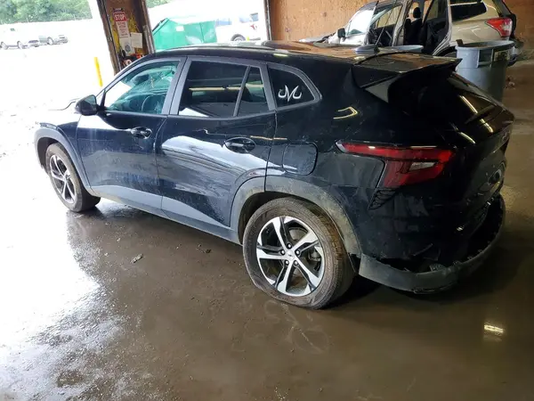 KL77LGEP6SC057290 2025 CHEVROLET TRAX - Image 2