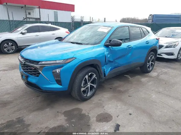 KL77LGEP6SC074414 2025 CHEVROLET TRAX - Image 2