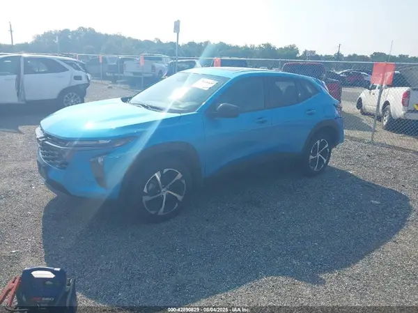 KL77LGEP6SC105547 2025 CHEVROLET TRAX - Image 2
