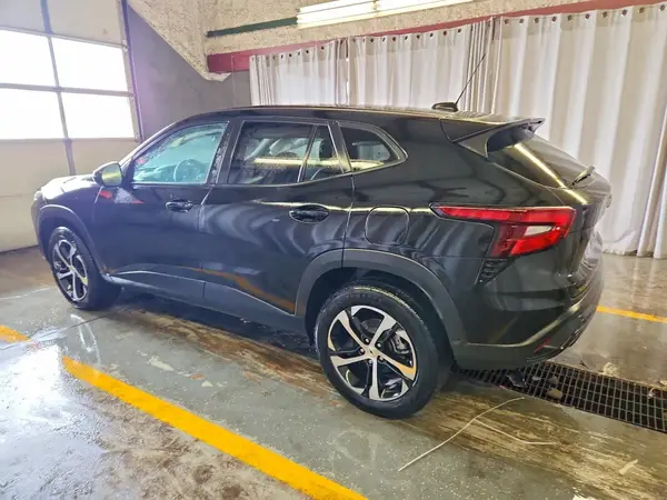 KL77LGEP6SC109002 2025 CHEVROLET TRAX - Image 2