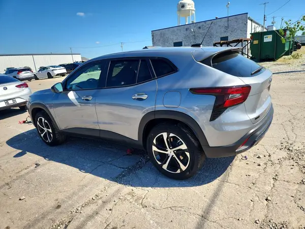 KL77LGEP6SC209925 2025 CHEVROLET TRAX - Image 2