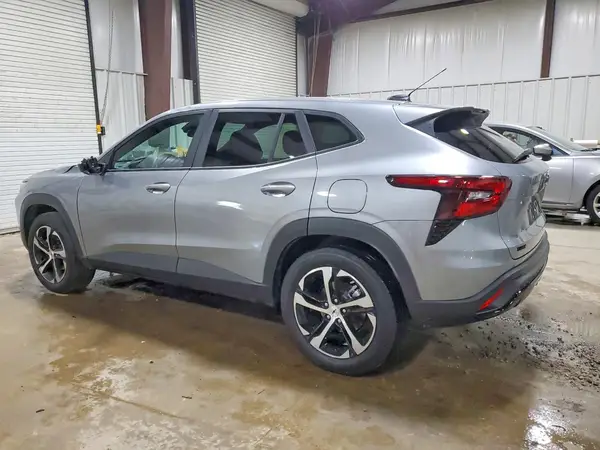 KL77LGEP6SC292885 2025 CHEVROLET TRAX - Image 2
