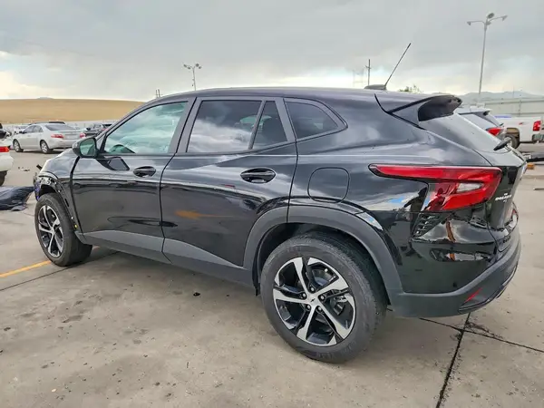 KL77LGEP6SC320748 2025 CHEVROLET TRAX - Image 2