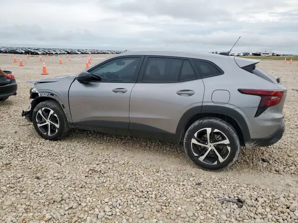 KL77LGEP7SC028462 2025 CHEVROLET TRAX - Image 2