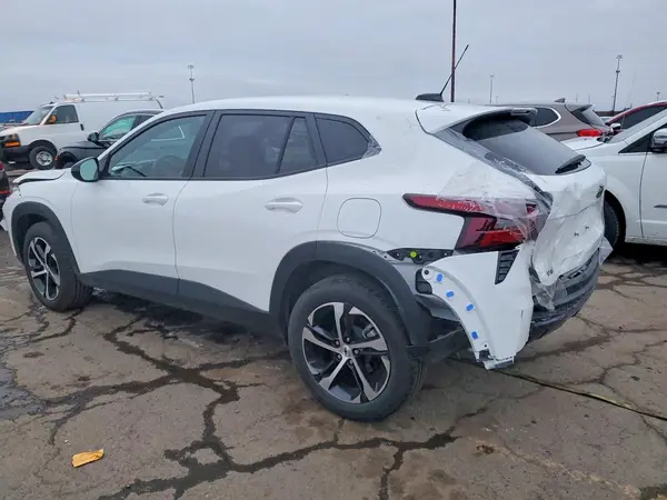 KL77LGEP7SC122034 2025 CHEVROLET TRAX - Image 2
